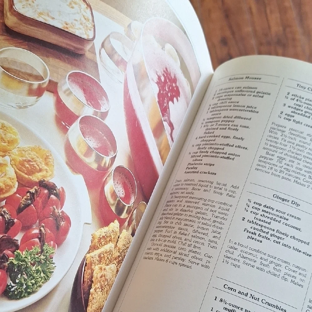 Treasury of Christmas Crafts & Foods Book